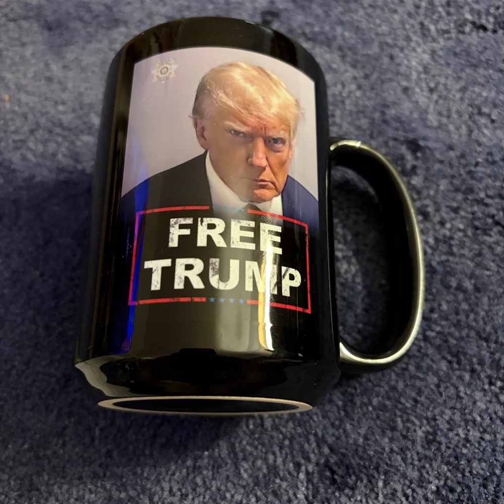 Collectible black ceramic mug “Free Trump”NIB
